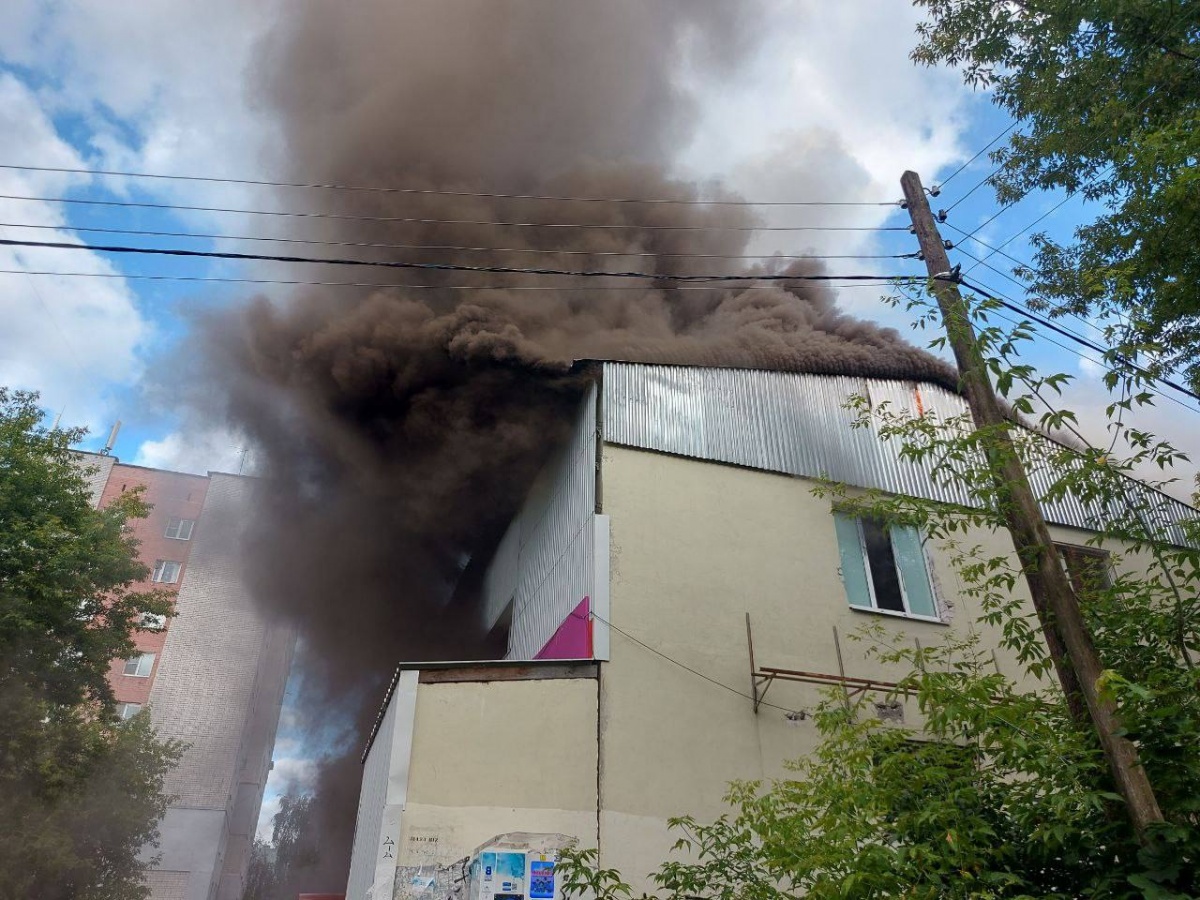 Мощный пожар произошел на предприятии в Нижнем Новгороде - фото 1