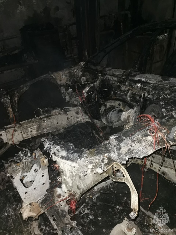 Гараж вместе с автомобилем сгорел в Нижегородской области  - фото 1