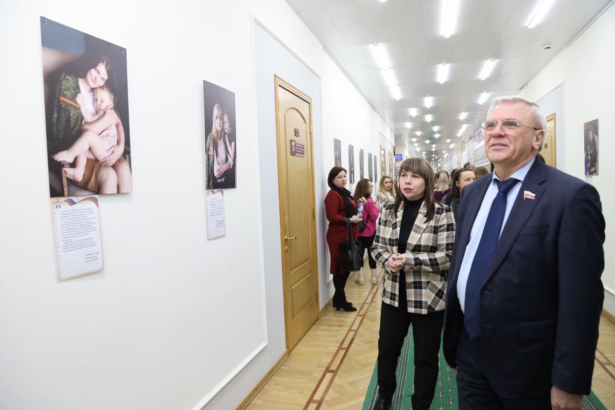 Уникальная выставка фотографий &laquo;Жены героев&raquo; открылась в нижегородском Законодательном Собрании - фото 1