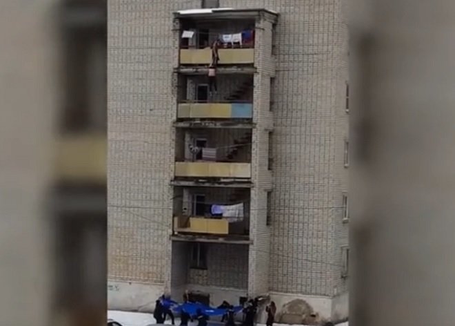 Жительница Выксы пыталась спрыгнуть с пятиэтажки