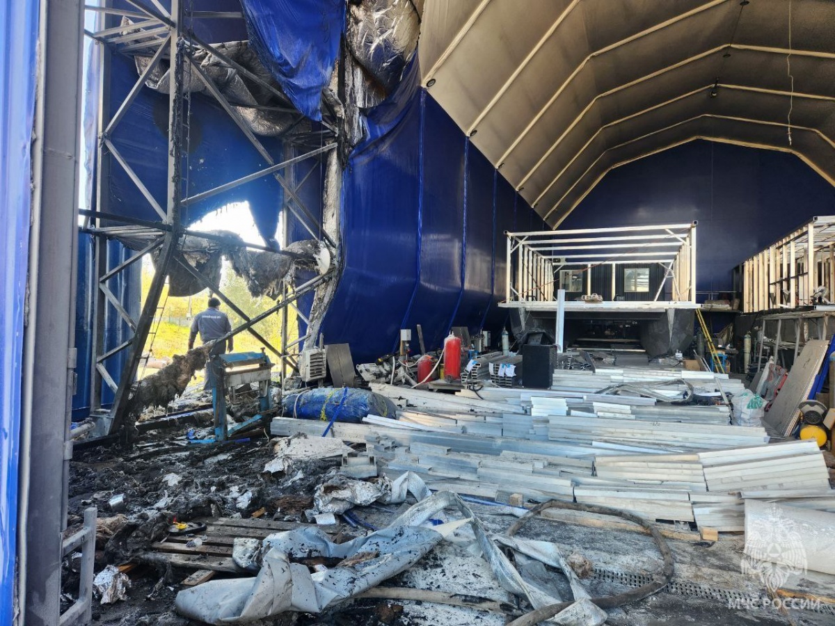 Мощный пожар произошел в яхт-клубе в Нижнем Новгороде - фото 1