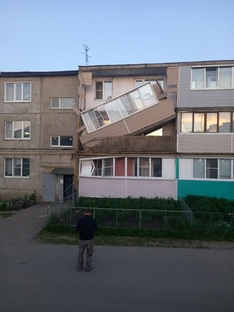 Плита балкона обрушилась в панельном доме в Вадском районе - фото 2
