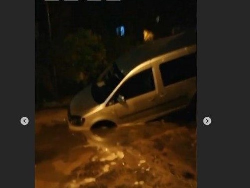 Машина застряла в яме в Приокском районе - фото 1