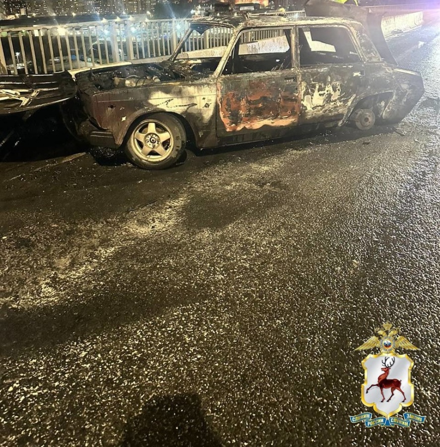 Появились подробности и фото ДТП со сгоревшим авто на Молитовском мосту - фото 1