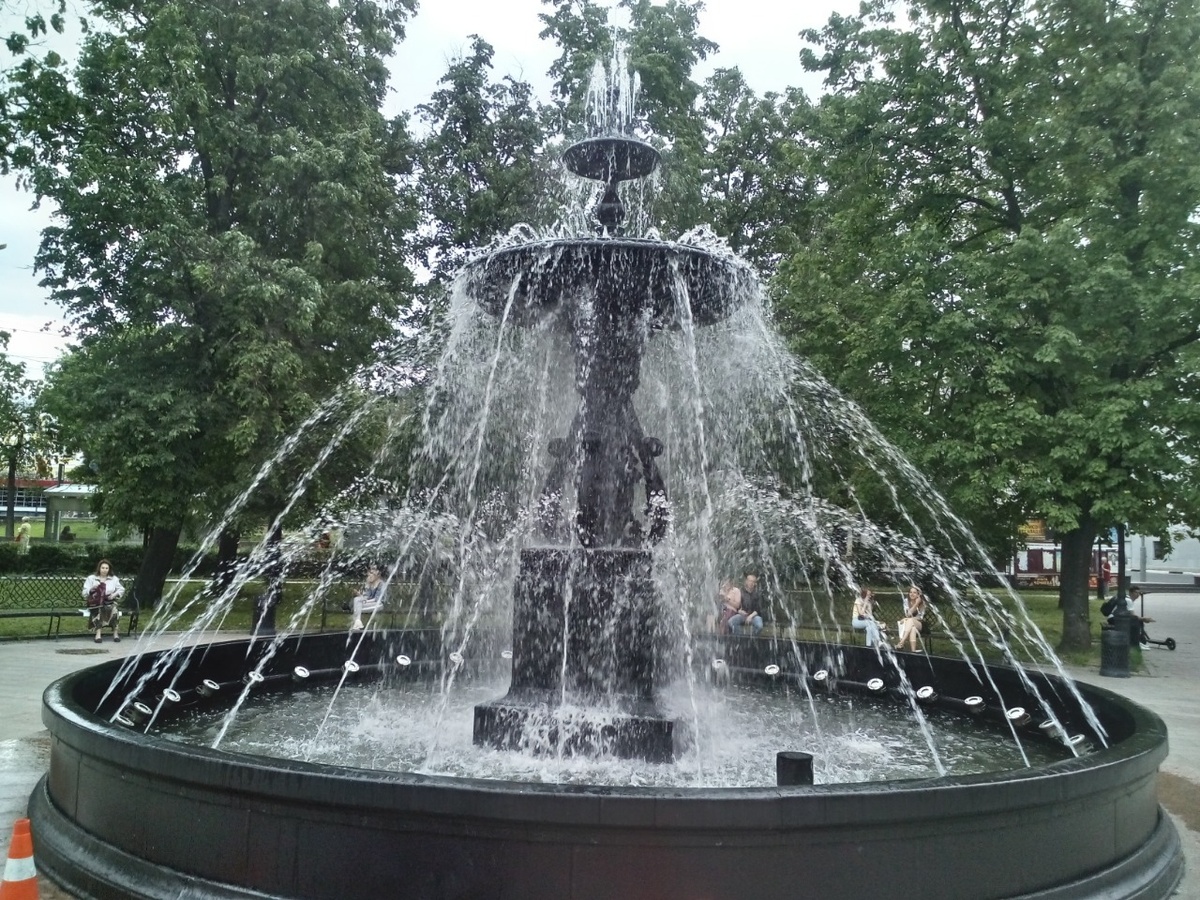 Заработал фонтан на площади Минина и Пожарского - фото 1