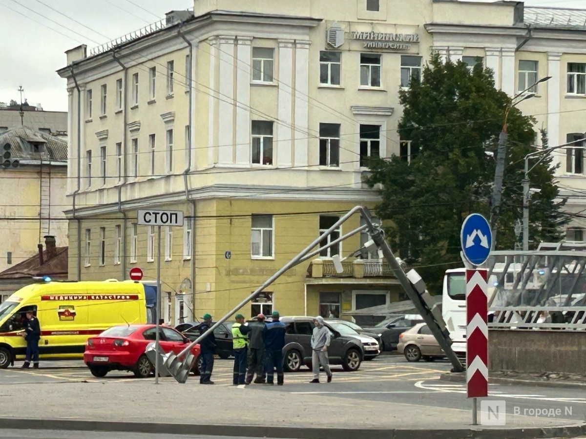 Мэрия прокомментировала ДТП с упавшим светофором на площади Лядова - фото 1