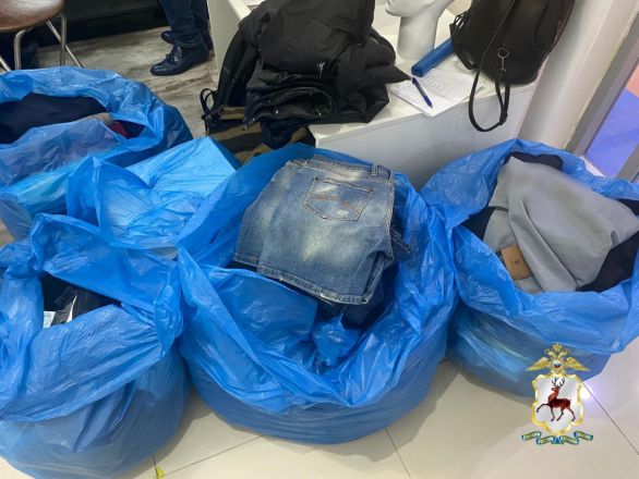 Три магазина с подделками брендовой одежды нашли в Нижнем Новгороде - фото 2