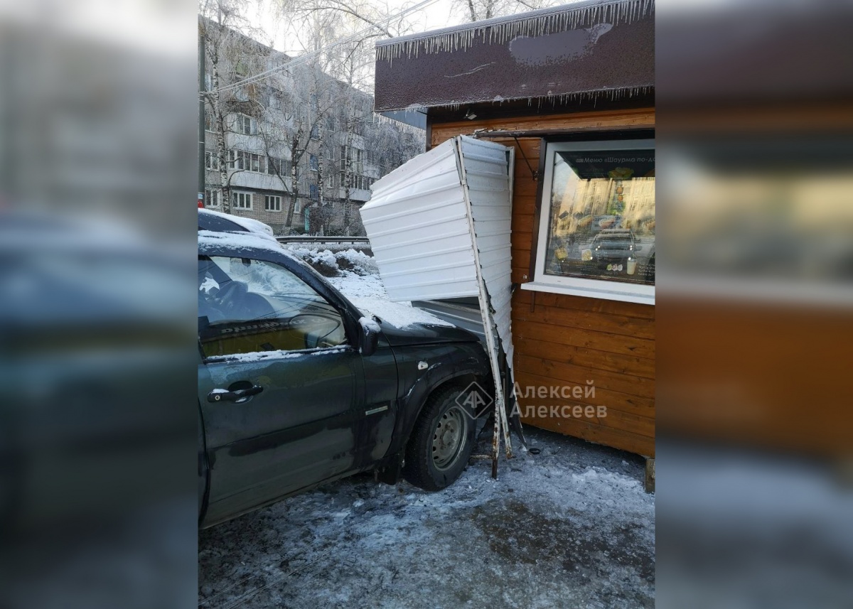 Иномарка протаранила ларек с шаурмой в Володарском районе