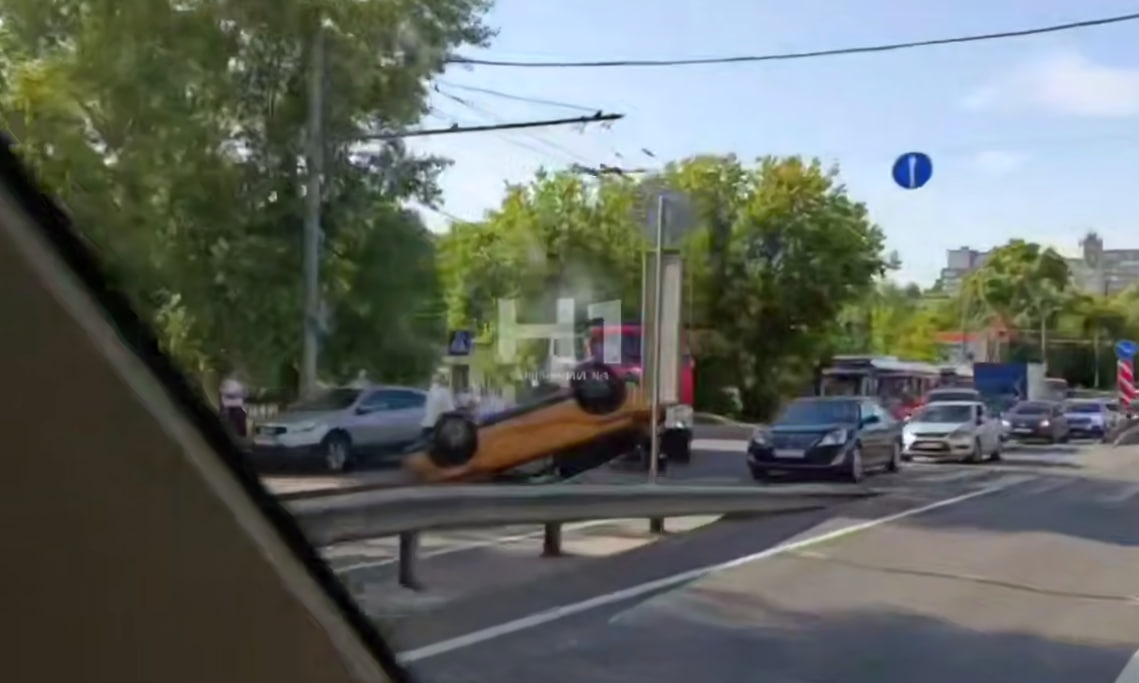 Нижегородцы застряли в огромной пробке на Ванеева из-за ДТП - фото 1