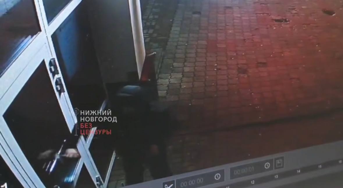 Подростки разбили стекло в медицинском центре в Нижнем Новгороде - фото 1