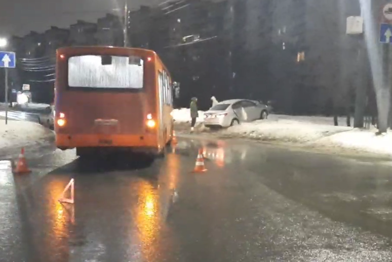 Женщина пострадала в столкновении автобуса с иномаркой в Нижнем Новгороде - фото 1