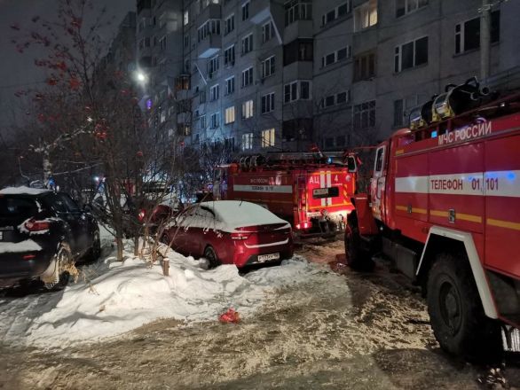 21 взрослый и 4 ребенка эвакуированы из горящего дома на улице Сусловой - фото 3