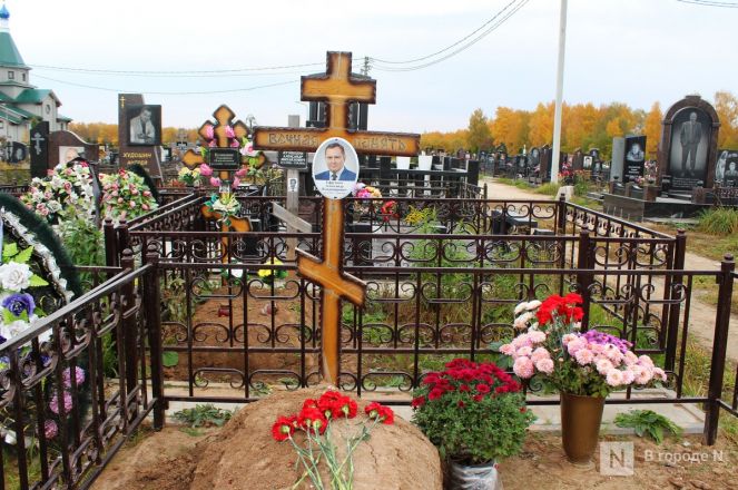 Огромные памятники и скромные кресты: показываем, как выглядят могилы известных нижегородских политиков - фото 26