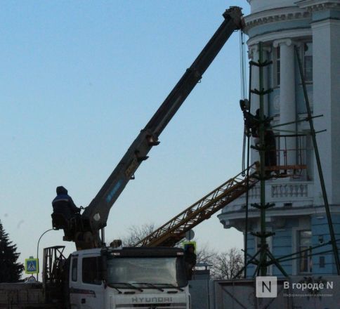 Главную нижегородскую елку демонтировали на площади Минина и Пожарского - фото 3