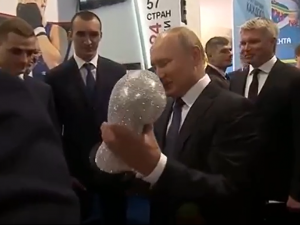 Бриллиантовую боксерскую перчатку подарили Путину в Нижнем Новгороде