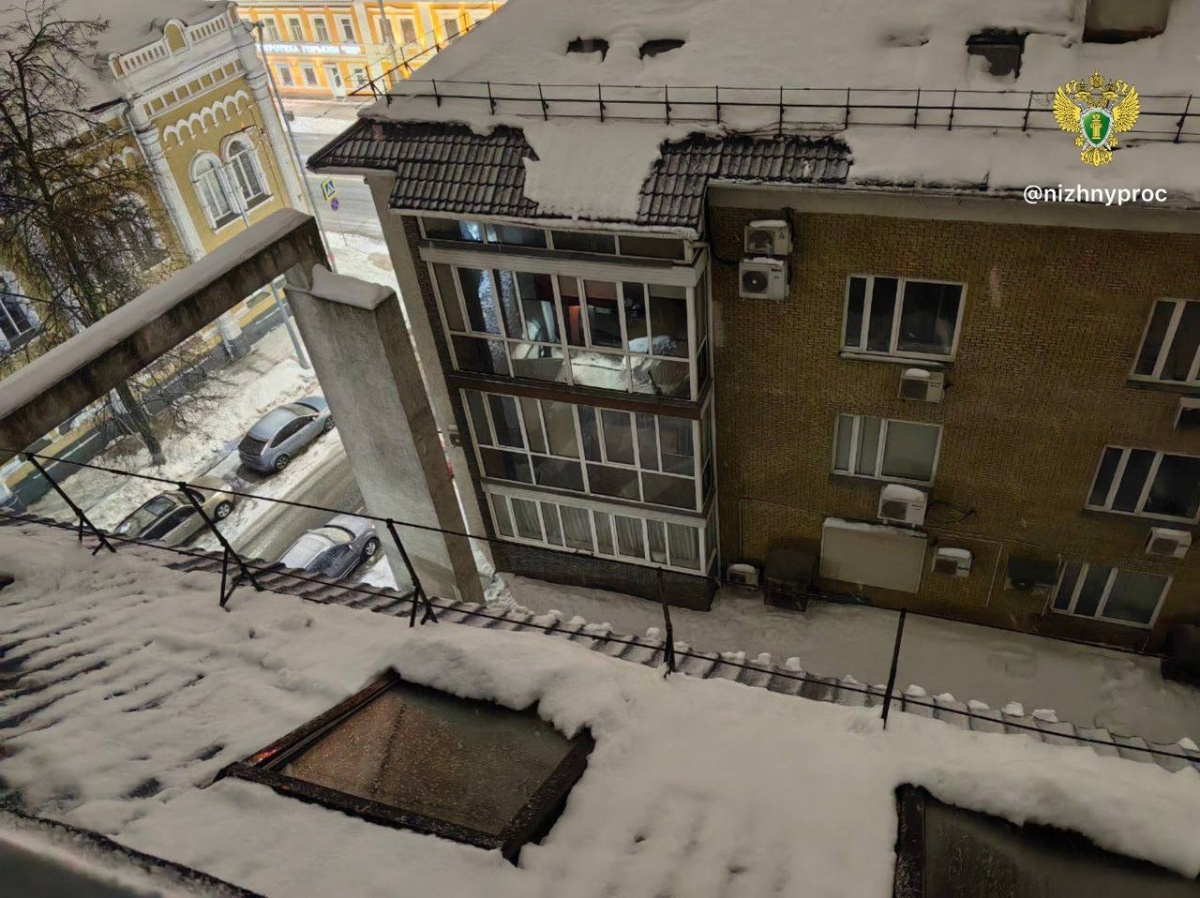 МЧС предупреждает нижегородцев об опасности схода снега с крыш - фото 1