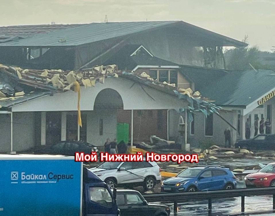 Крышу снесло с кафе на улице Удмурсткой в Нижнем Новгороде - фото 1