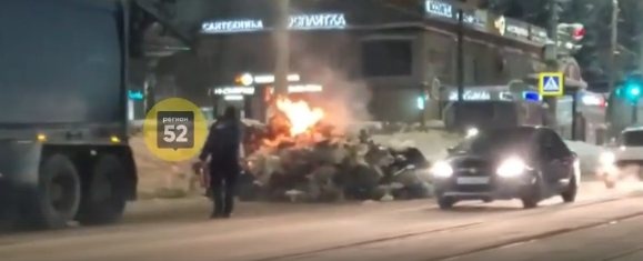 Мусоровоз загорелся на улице Бекетова в Нижнем Новгороде - фото 1