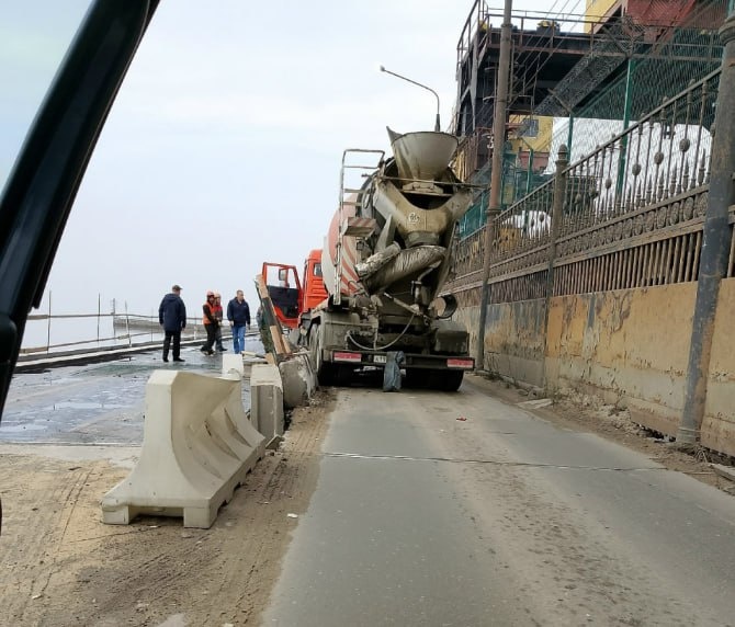 Огромная пробка образовалась на дамбе в Городце из-за застрявшей бетономешалки - фото 1