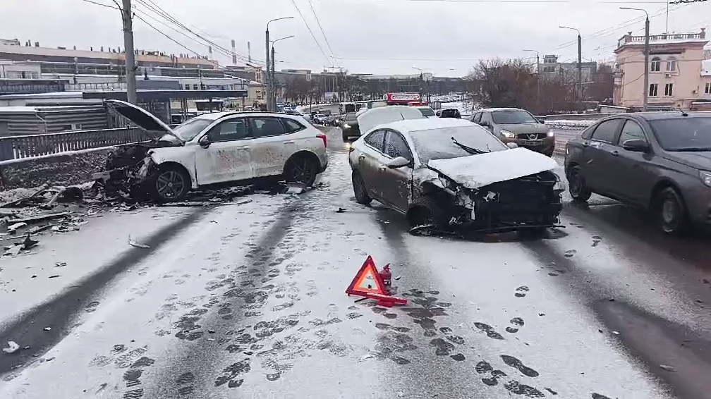 Озвучены подробности ДТП с тремя машинами у метро &laquo;Автозаводская&raquo; - фото 1