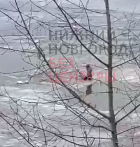 Соцсети: две девочки провалились под лед на Горьковском море - фото 1