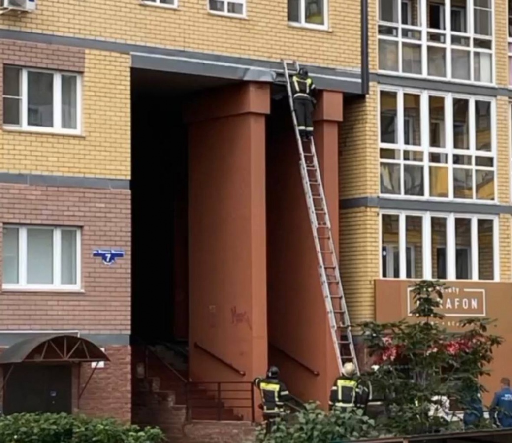 Пожар вспыхнул в арке многоэтажного дома в Нижнем Новгороде  - фото 1