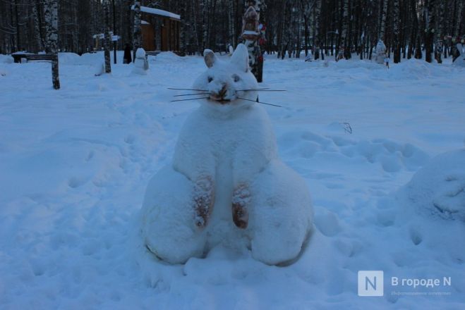 Чебурашка, Крош и кролики: скульптуры из снега украсили парк Пушкина - фото 16
