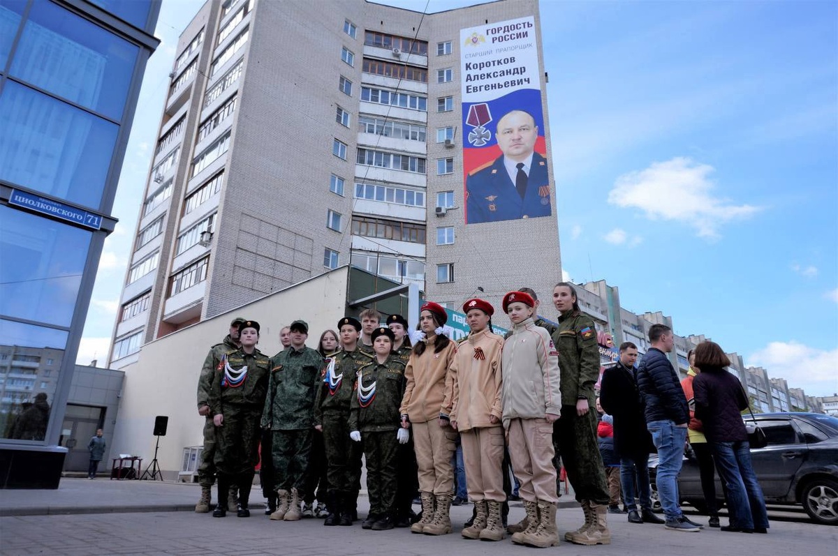 Портрет погибшего на Украине военнослужащего разместили на фасаде дома в  Дзержинске