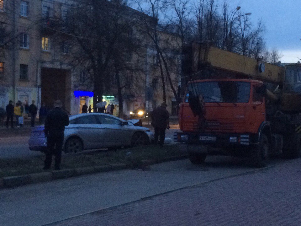 &laquo;Хендай&raquo; влетел в столб и опрокинул его на дорогу в Московском районе (ФОТО) - фото 1