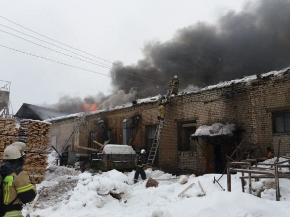 Крыша административного здания горит в Семенове - фото 4