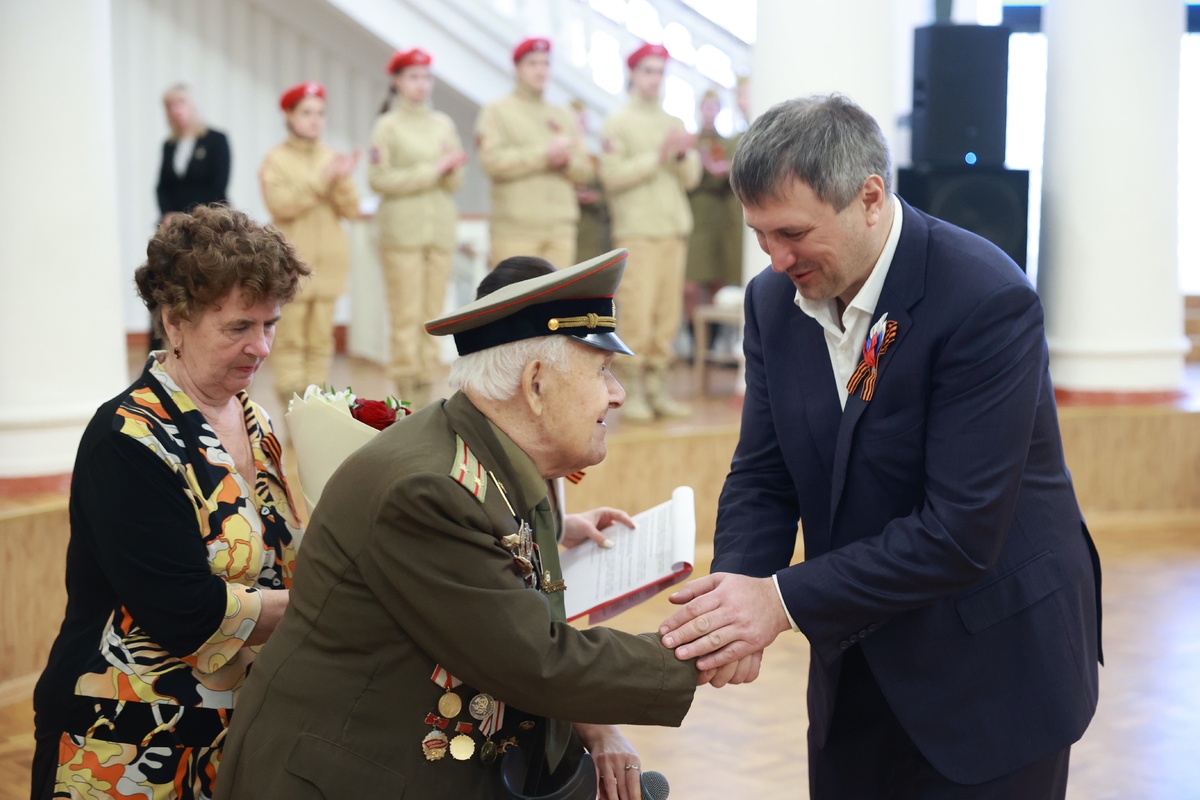 Мэр Дзержинска Иван Носков поздравил ветеранов накануне Дня Победы - фото 1