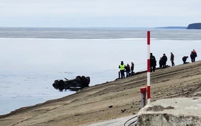 Водитель погиб в иномарке, упавшей с дамбы на лед нижегородского водохранилища - фото 1