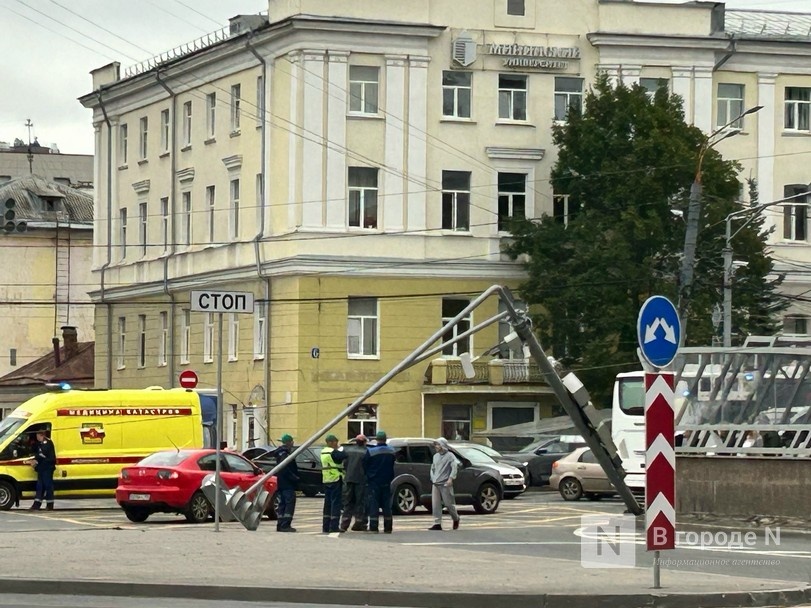 Огромная пробка образовалась из-за ДТП на площади Лядова - фото 1