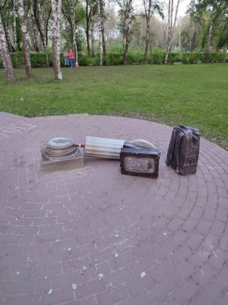 Вандалы снова сломали памятник портфелю в Сормове - фото 2