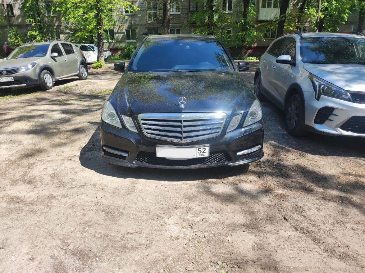 Полиция оштрафовала водителя Mercedes за беспредел у нижегородской школы