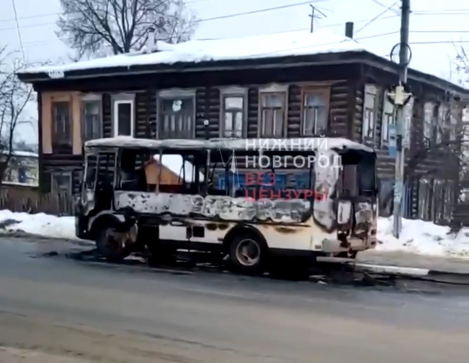 Рейсовый автобус сгорел в Красных Баках - фото 1