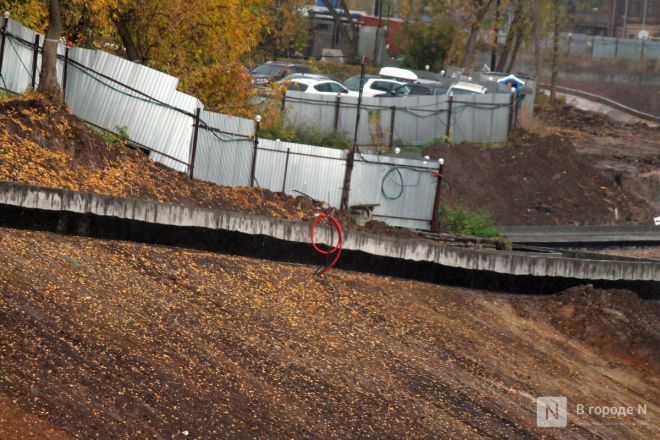 Сорванные сроки и тонна грязи: фоторепортаж со стройки террасного парка в Почаинском овраге - фото 14