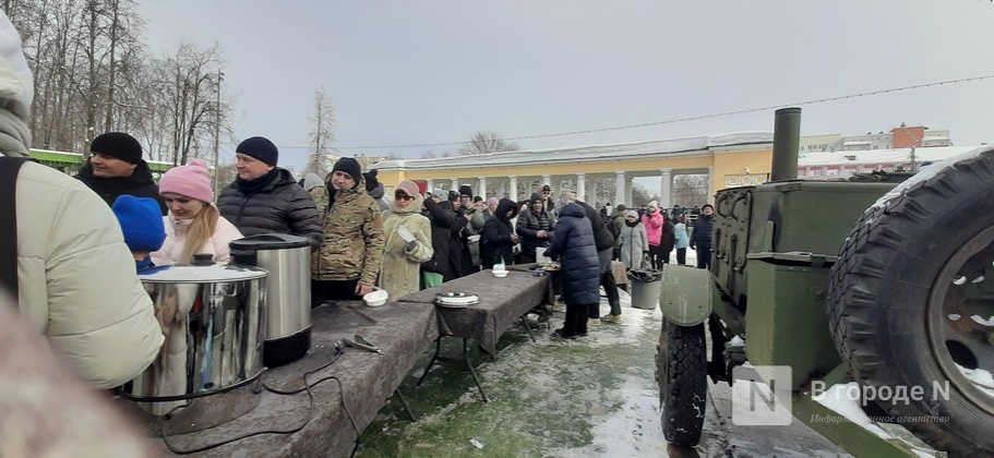 Гигантская очередь за блинами выстроилась в Нижнем Новгороде в Масленицу - фото 2