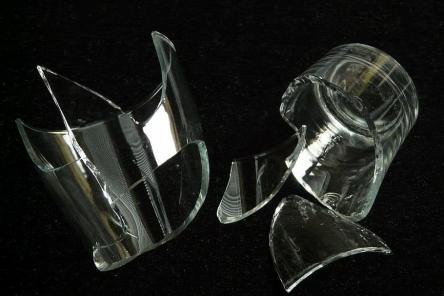 Должны ли вы платить за посуду, которую случайно разбили в кафе