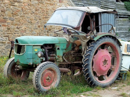 Шатковский пенсионер стащил кабину от трактора