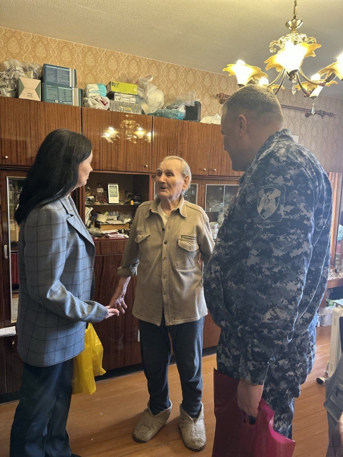 Татьяна Гриневич вручила ветерану Ивану Панфилову звание Почетного гражданина - фото 1
