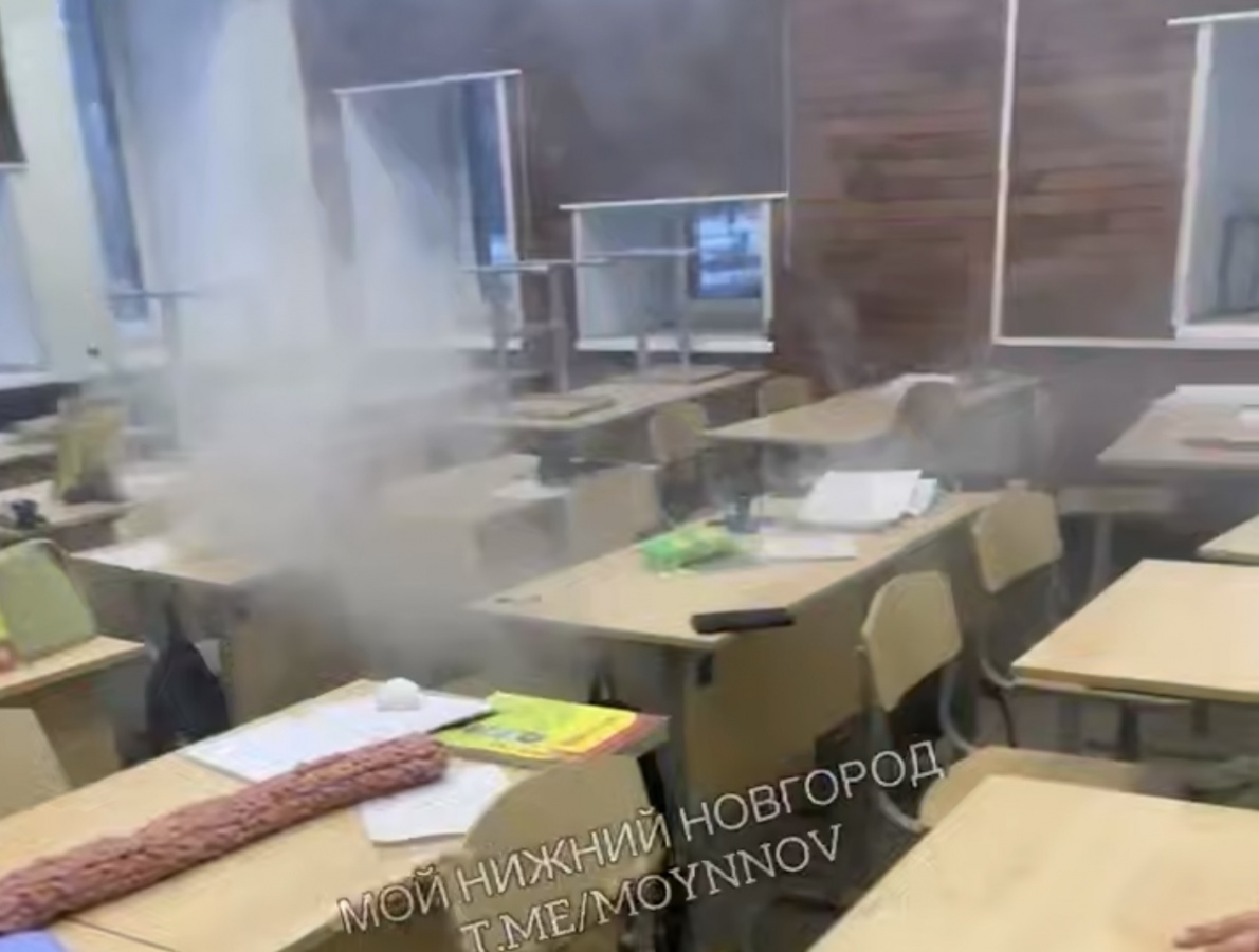 Задымившийся телефон не нарушил режим работы школы в Нижнем Новгороде - фото 1