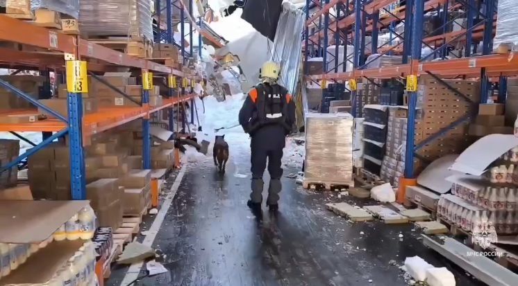 Кровля склада рухнула в Татарстане: шокирующие кадры - фото 4