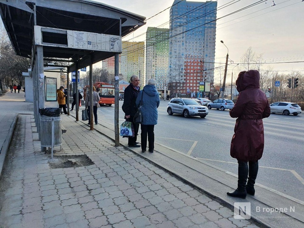 Почему автобусы стоят на остановках