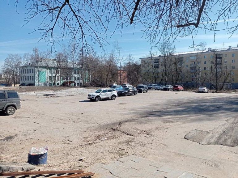 Жители Нижнего Новгорода устроили парковку на месте кинотеатра &laquo;Электрона&raquo; - фото 1