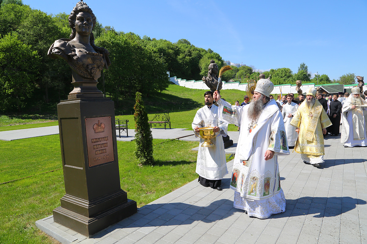 В Нижнем Новгороде открылась вторая часть аллеи императоров дома Романовых  (ФОТО) | 18.05.2018 | Нижний Новгород - БезФормата