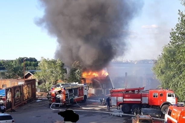 Банный комплекс горит на Гребном канале в Нижнем Новгороде - фото 1