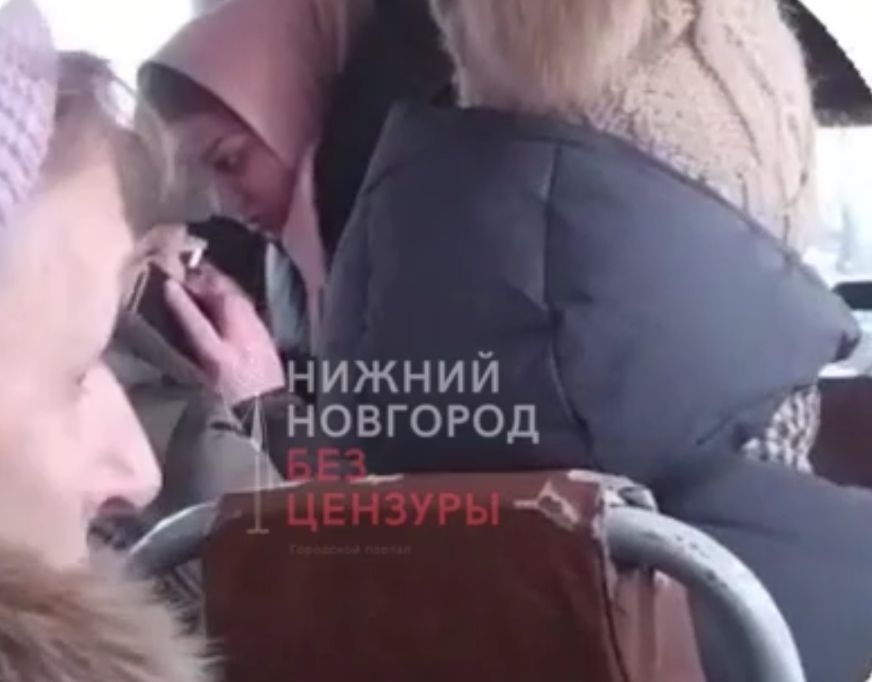 Соцсети: нижегородец ударил женщину в автобусе на просьбу уступить место - фото 1