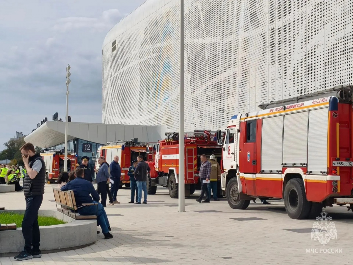Пожарные машины замечены у Ледового дворца в Нижнем Новгороде - фото 1
